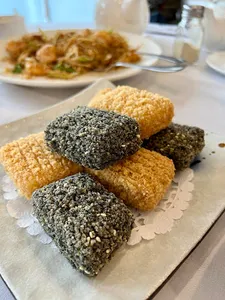 Haiyi Seafood Restaurant - Dim Sum restaurant in Vancouver – fine dining dishes, interior photos, and ambiance.