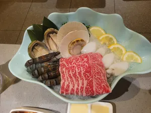 Haidilao Hotpot West Broadway Hot Pot restaurant in Vancouver – fine dining dishes, interior photos, and ambiance.