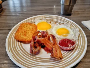 Happy Day Cafe Kingsway - Taiwanese & HK Cafe restaurant in Vancouver – fine dining dishes, interior photos, and ambiance.