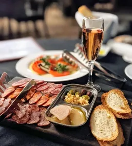 CAFE IL NIDO - Italian restaurant in Downtown Vancouver – fine dining dishes, interior photos, and ambiance.