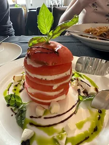 CAFE IL NIDO - Italian restaurant in Downtown Vancouver – fine dining dishes, interior photos, and ambiance.