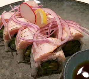 Picture of dish Tuna Tataki Roll at Fresh Sushi