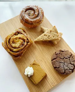 Edible Flours - Dessert restaurant in Vancouver – fine dining dishes, interior photos, and ambiance.