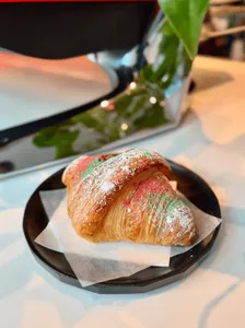 cafeclub. - Cafe restaurant in Downtown Vancouver – fine dining dishes, interior photos, and ambiance.