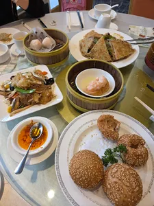Haiyi Seafood Restaurant - Dim Sum restaurant in Vancouver – fine dining dishes, interior photos, and ambiance.